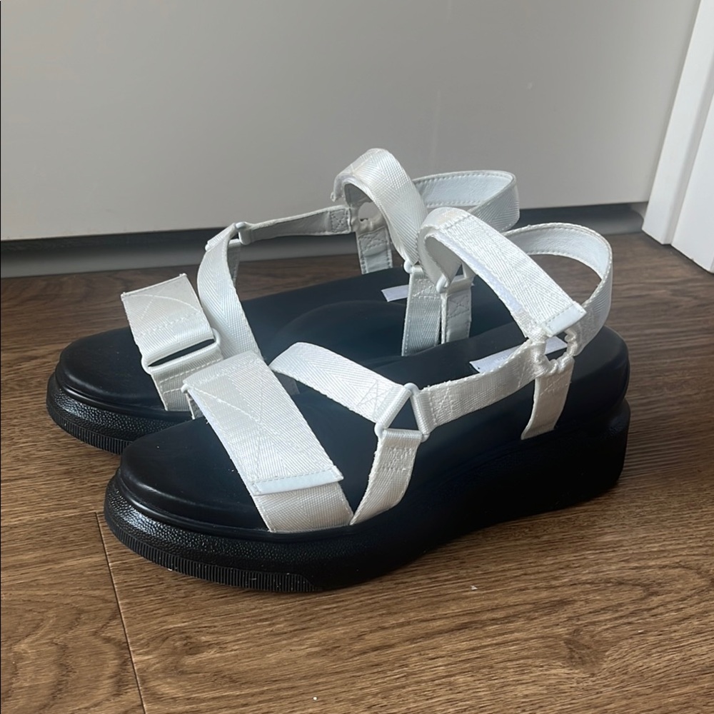 Like new Suzanne Rae Velcro Chunky Platform Sandal